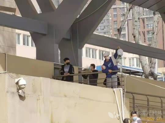 核酸检测现场工作人员架设室外无线网络设备